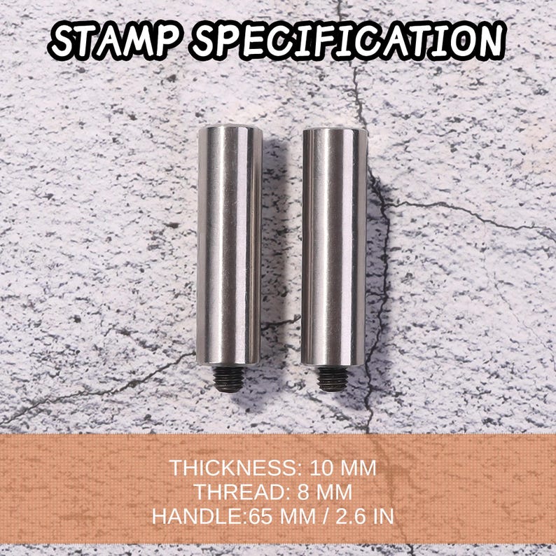 Może przedstawiać: Dwa cylindryczne metalowe uchwyty do stempli z gwintowanymi końcami są wyświetlane na teksturowanym tle. U g&oacute;ry znajduje się tekst "STAMP SPECIFICATION". Uchwyt ma 6,5 cm długości, 10 mm grubości i gwint 8 mm.