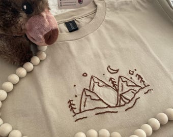 T-shirt con montagna ricamata a mano, top minimalista a tema natura, maglietta per bambini e ragazzi, t-shirt da campeggio per ragazzi e ragazze, maglietta personalizzata per ragazzi,