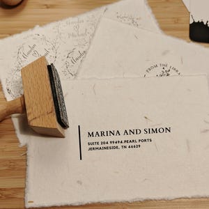 Tampon d'adresse de retour personnalisé – écriture élégante, auto-encreur ou manche en bois pour mariage et entreprise