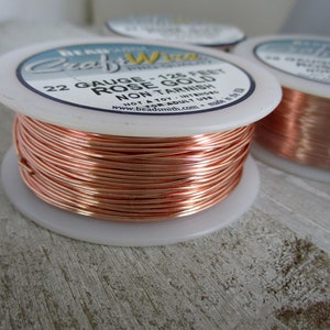 Pu&ograve; includere: Un rotolo di filo artigianale in oro rosa da 22 gauge, lungo 128 piedi. Il filo &egrave; anti-appannamento ed &egrave; realizzato negli Stati Uniti. L'etichetta recita "Craft Wire - 128 Feet Gauge - 22 Rose Gold Non Tarnish Not a toy -  Int. Use for Adult Use Only - Made in the USA www.beadsmith.com"