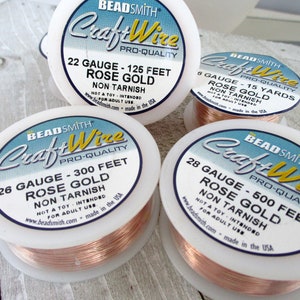 Pu&ograve; includere: Tre bobine di CraftWire in oro rosa, un filo per gioielli non annerente. Le bobine sono etichettate con il calibro, la lunghezza e il nome del marchio. Il filo &egrave; prodotto negli Stati Uniti.