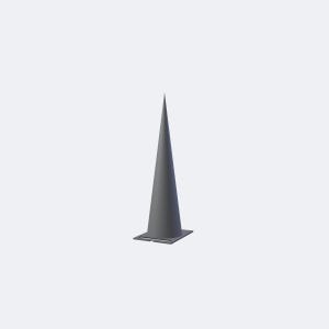 Op de afbeelding: Een massieve grijze kegel die rechtop op een vierkante basis staat. Het object heeft een glad, mat oppervlak met een scherpe, puntige bovenkant en een platte, rechthoekige fundering. Het ontwerp is eenvoudig en geometrisch van vorm.