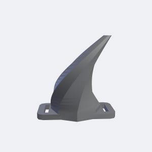 Op de afbeelding: Een donkergrijze, 3D-geprinte montagebeugel met een gebogen, vinachtige verticale structuur die oprijst uit een platte, rechthoekige basis. De basis bevat twee horizontale sleuven aan weerszijden voor bevestiging, met zichtbare laaglijnen over het hele object.