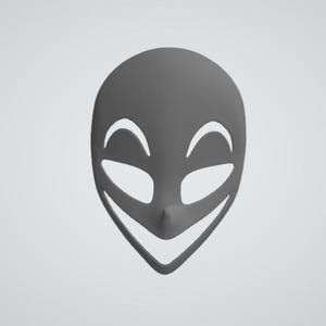 Puede incluir: Una máscara gris con un diseño de cara sonriente. La máscara tiene aberturas para los ojos curvadas y una boca ancha y abierta, con una pequeña nariz. La máscara es de color sólido y parece estar hecha de un material liso.