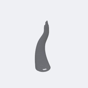 Op de afbeelding: Een hoog, slank, grijs sculptuur met een gebogen, hoornachtig silhouet. Het object heeft een uitgesproken gelaagde, geribbelde textuur over het gehele oppervlak en loopt taps toe van een brede, ronde basis naar een smalle, puntige bovenkant.