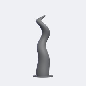 Op de afbeelding: Een effen grijs, verticaal georiënteerd sculptuur met een gladde, golvende en slangachtige vorm die naar boven toe in een punt uitloopt. Het object staat op een platte, ronde voet met een reeks kleine, gelijkmatig verdeelde inkepingen.
