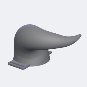 Op de afbeelding: Een matgrijs, hoornvormig onderdeel met een gladde, gebogen silhouet. Het object heeft een brede, afgeronde basis die taps toeloopt naar een punt, met twee kleine, platte, rechthoekige bevestigingslipjes aan de zijkanten aan de onderzijde.