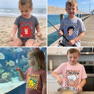 Op de afbeelding: Vier kinderen dragen t-shirts met cartoonkarakterontwerpen. De shirts tonen Ariel, Prins Eric, Bot en Chef Louis. De shirts zijn in verschillende kleuren, waaronder grijs, blauw en roze. De kinderen bevinden zich in verschillende omgevingen, waaronder een strand, een pier, een aquarium en een keuken.
