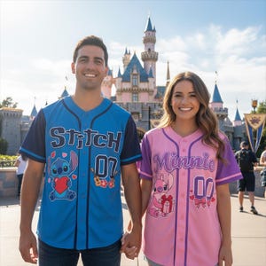 K&ouml;nnte beinhalten: Zwei Personen tragen passende Baseball-Trikots mit Disney's Stitch- und Minnie Mouse-Designs. Das blaue Trikot tr&auml;gt die Aufschrift "Stitch 07" und zeigt Stitch mit einem Herzen. Das rosa Trikot tr&auml;gt die Aufschrift "Minnie 00" und zeigt Minnie mit einem Geschenk.