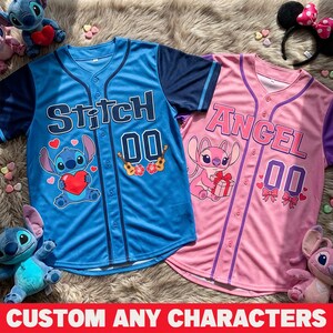K&ouml;nnte beinhalten: Zwei Baseball-Trikots, eines blau und eines rosa, mit Cartoon-Charakteren. Das blaue Trikot hat "Stitch 00" mit einer Stitch-Grafik, die ein Herz h&auml;lt. Das rosa Trikot zeigt "Angel 00" mit einer Angel-Grafik, die ein Geschenk h&auml;lt. Der Text unten lautet "CUSTOM ANY CHARACTERS".