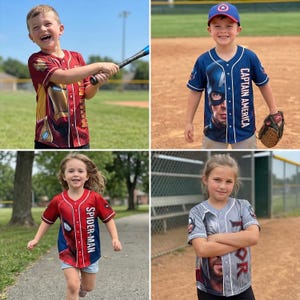 K&ouml;nnte beinhalten: Vier Kinder tragen Baseballtrikots mit Superhelden-Designs. Die Trikots zeigen Iron Man, Captain America, Spider-Man und Thor. Die Kinder sind auf einem Baseballfeld.