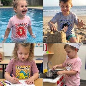 Op de afbeelding: Vier kinderen dragen T-shirts met Disney-personageafbeeldingen. De shirts tonen Ariel, Prins Eric, Botje en Louis. Elk shirt heeft een dambordpatroon en de naam van het personage. De kinderen zijn bezig met verschillende activiteiten.