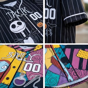 Op de afbeelding: Honkbalshirt met zwart-witte krijtstrepen, met Jack Skellington en Sally uit The Nightmare Before Christmas. Het shirt heeft het nummer "00" op de voor- en achterkant, met diverse karakterafbeeldingen en tekst.
