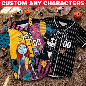 Op de afbeelding: Twee honkbalshirts met karakterontwerpen. E&eacute;n is geel met een Sally-ontwerp, de andere is zwart-wit gestreept met een Jack Skellington-ontwerp. De tekst "CUSTOM ANY CHARACTERS" staat bovenaan.