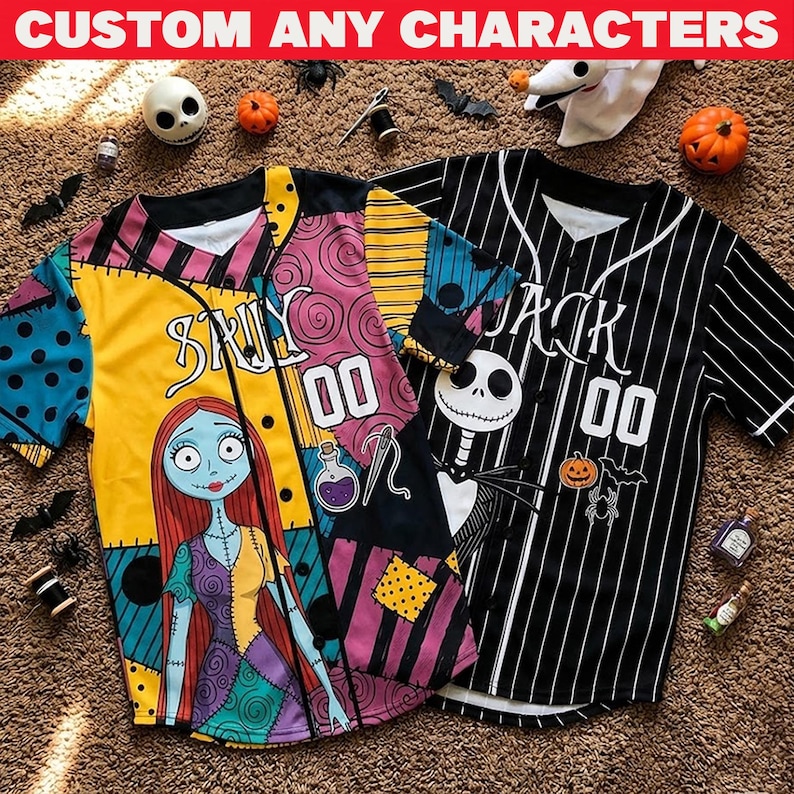 Op de afbeelding: Twee honkbalshirts met karakterontwerpen. E&eacute;n is geel met een Sally-ontwerp, de andere is zwart-wit gestreept met een Jack Skellington-ontwerp. De tekst "CUSTOM ANY CHARACTERS" staat bovenaan.
