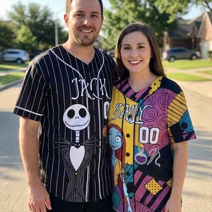 Op de afbeelding: Twee mensen dragen honkbalshirts. E&eacute;n shirt is zwart met witte krijtstrepen en heeft het gezicht van Jack Skellington en de naam "Jack". Het andere is patchwork met Sally's gezicht en de naam "Sally".