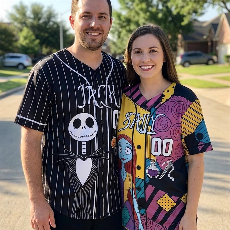 Op de afbeelding: Twee mensen dragen honkbalshirts. E&eacute;n shirt is zwart met witte krijtstrepen en heeft het gezicht van Jack Skellington en de naam "Jack". Het andere is patchwork met Sally's gezicht en de naam "Sally".