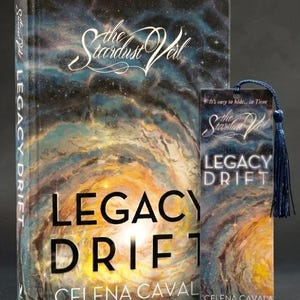 Peut inclure: Un ensemble livre et marque-page intitulé "The Stardust Veil: Legacy Drift" par Celena Cavala. Le livre et le marque-page présentent un design cosmique dans les tons de bleu, d'or et de marron. Le marque-page a un pompon bleu.