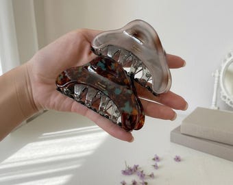 Cellulose Acetate Hollow Black White Tortoise Small Hair Claw Clip Hollow Geometric Triangle Clip Shell Mini Hair Clamp for Fine Hair Gift