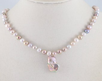 Collier de perles roses, pendentif de perles de keshi, bijoux en perles d'eau douce, perles rondes de couleur bonbon, perle de keshi métalliques, cadeau unique en son genre