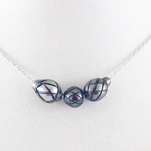 Collier de perles de Tahiti sculptées, collier de perles flottantes, collier de perles noires d&#39;eau salée, cadeau pour lui, cadeau pour elle, bijoux de plage