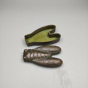 Vintage cikadaformad prydnadslåda, mässingsförvaring med antik berlock D0028