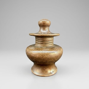 Op de afbeelding: Een bruine flesstopper in antieke stijl met een bolvormige basis, een cilindrische hals en een afgeronde bovenkant. De stopper heeft een getextureerd oppervlak en een vintage esthetiek, geschikt voor decoratief of functioneel gebruik.