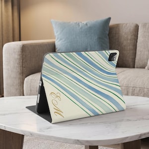 Personalisierte iPad-Hülle mit Streifenmuster und Stiftfach, Aquarell-Stil mit blau-grünen Linien, Tablet-Hülle im Buchstil, Zubehör für Schüler