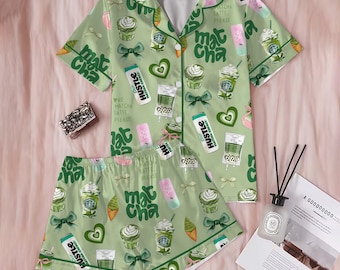 Pijama de satén matcha para mujer: un bonito pijama para amantes del café, ropa de dormir sedosa con botones, un regalo elegante y verde para estar en casa.