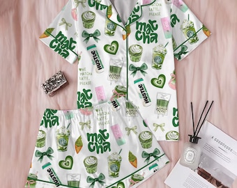 Pijama de satén matcha para mujer: un bonito pijama para amantes del café, ropa de dormir sedosa con botones, un regalo elegante y verde para estar en casa.