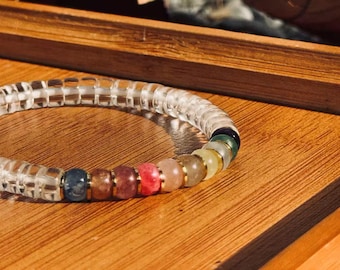 Pulsera combinada de 11 cristales: cuarzo transparente natural + 10 cristales arcoíris premium. Joyería iridiscente hecha a mano (unisex).