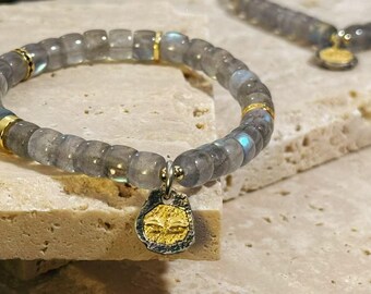 Pulsera de piedra lunar gris natural - Joyería de cristal con brillo suave / Pulsera elástica minimalista hecha a mano para mujer