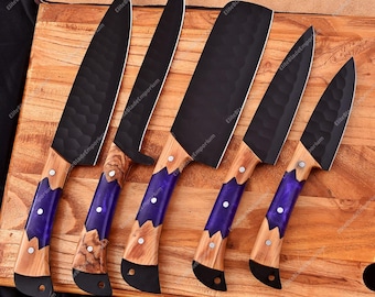 Juego de cuchillos de cocina artesanales de 5 piezas con acero de alto carbono martillado, mangos de madera de olivo y resina, con estuche de cuero. Regalo personalizado.