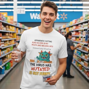 Puede incluir: Camiseta blanca con el texto "APPARENTLY, PUTTING ALKA SELTZER IN MY MOUTH AND WALKING INTO Walmart and Shouting." La camiseta tambi&eacute;n presenta un monstruo de dibujos animados y el texto "THE VIRUS HAS MUTATED IS NOT FUNNY."
