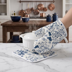 Juego de manoplas y agarraderas para horno con estampado Toile De Jouy azul, guantes de cocina resistentes al calor, accesorios de cocina con estampado floral de gatos, elegante regalo de inauguración de casa.