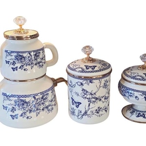 Juego de té de esmalte azul y blanco – Tetera doble, azucarero y recipiente con diseño floral chinoiserie.