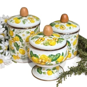 Conjunto de potes esmaltados com estampa de limão e puxadores de madeira para chá, café e açúcar.