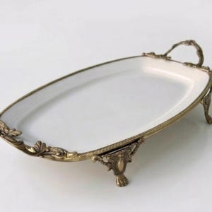 Peut inclure: Ensemble de trois vases en céramique de hauteurs et formes variées. Les vases sont recouverts d'une finition blanche mate, offrant une esthétique minimaliste. Le plus grand vase mesure environ 25 cm de haut.