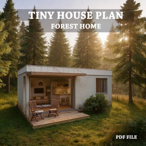 Puede incluir: Una representación digital de un plano de casa pequeña etiquetado como "Tiny House Plan Forest Home". La estructura rectangular moderna tiene una terraza de madera con dos sillas. El interior es visible a través de las puertas de vidrio abiertas. La escena está ambientada en un bosque con árboles altos.