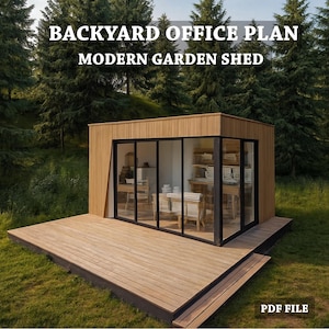 Könnte beinhalten: Ein moderner Gartenhausplan mit dem Text "BACKYARD OFFICE PLAN MODERN GARDEN SHED" und "PDF FILE". Das Gartenhaus hat eine Holzaußenfassade und große Glasfenster. Es steht auf einer Holzterrasse in einem grasbewachsenen Bereich, der von Bäumen umgeben ist.