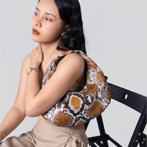 Oval pytonormskinnsväska - Party Clutch