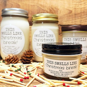 以下が含まれることがあります： 「This smells like Christmas break!」と書かれたラベルが付いたキャンドルが4本あります。キャンドルはさまざまなサイズで、マッチで囲まれています。最も小さいキャンドルは4オンスのキャンドルです。