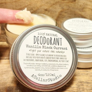 Puede incluir: Un tarro plateado con una etiqueta blanca que dice "100% NATURAL DESODORANTE Vainilla Grosella Negra *Combate tu olor natural de forma natural*"  Las instrucciones y los ingredientes est&aacute;n listados en la etiqueta. El tarro contiene un desodorante blanco y cremoso. El tarro est&aacute; etiquetado con "4oz/120ml ACellarStudio".