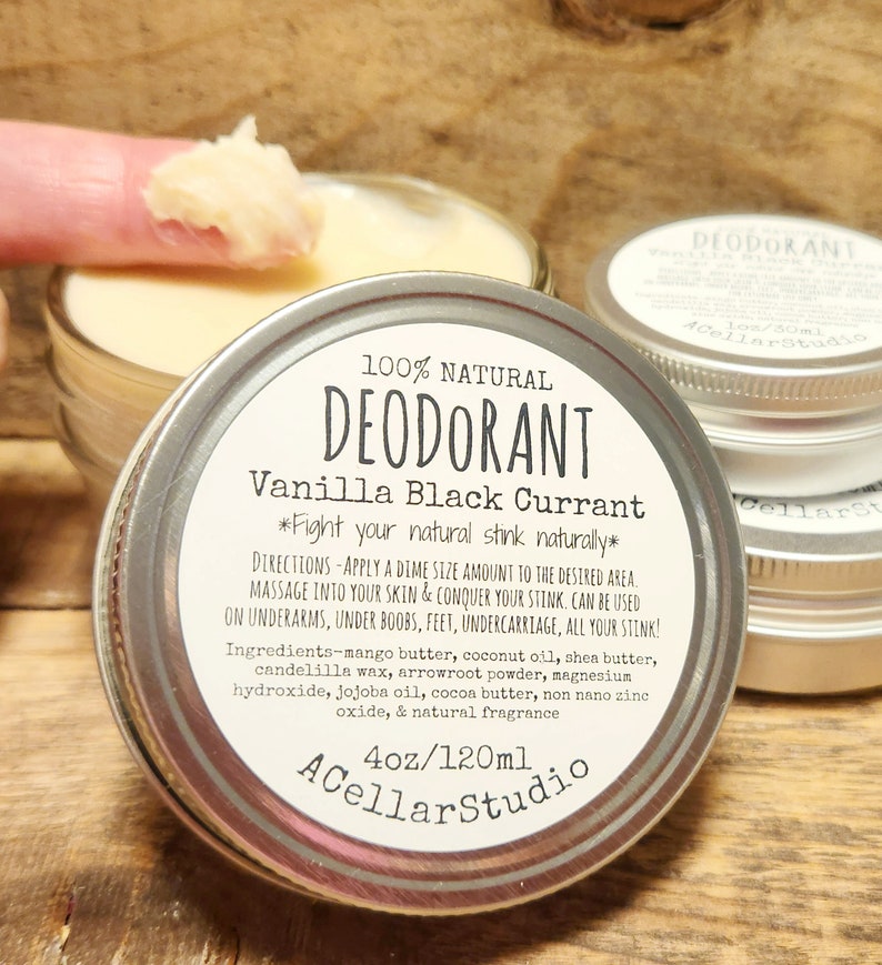 Puede incluir: Un tarro plateado con una etiqueta blanca que dice "100% NATURAL DESODORANTE Vainilla Grosella Negra *Combate tu olor natural de forma natural*"  Las instrucciones y los ingredientes est&aacute;n listados en la etiqueta. El tarro contiene un desodorante blanco y cremoso. El tarro est&aacute; etiquetado con "4oz/120ml ACellarStudio".