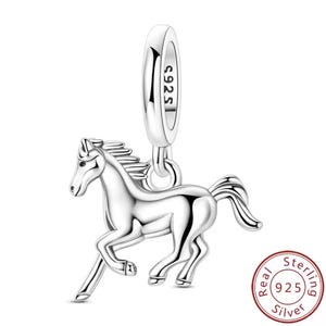 Può includere: Un charm a forma di cavallo in argento sterling con un design di cavallo in corsa. Il charm è attaccato a un anello con la scritta "S925". Il charm è timbrato con "Real Sterling 925 Silver".