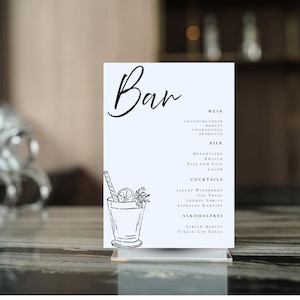 Könnte beinhalten: Ein hellblaues Bar-Menü mit schwarzem Text und einer Cocktail-Illustration. Das Wort "Bar" steht in Kursivschrift oben. Das Menü listet Wein, Bier, Cocktails und alkoholfreie Getränke auf.