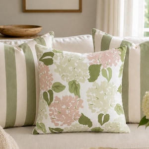 Kissenbezug mit Hortensienmuster in Rosé | Dekokissen mit salbeigrünem Blumenmuster | Designer-inspirierter Landhaus- und Küstenstil | Dekorativer Kissenbezug
