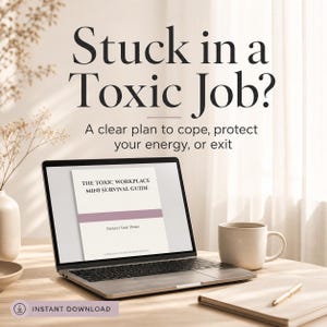 以下が含まれることがあります： ラップトップには、「THE TOXIC WORKPLACE MINI SURVIVAL GUIDE」というタイトルのドキュメントが表示されています。画像には、「Stuck in a Toxic Job?」と「A clear plan to cope, protect your energy, or exit」というテキストが含まれています。マグカップ、ノート、ペンがテーブルにあります。画像には「INSTANT DOWNLOAD」というテキストも含まれています。