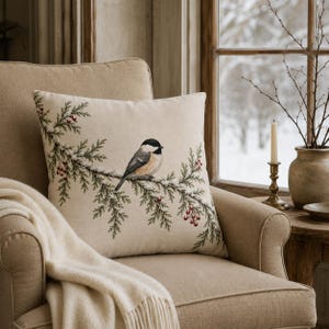 Örngott med vintermejsa, kudde med snöig vintergrön fågel, botanisk kudde med röda bär, vinterdekoration i skogen, julkudde med stuga
