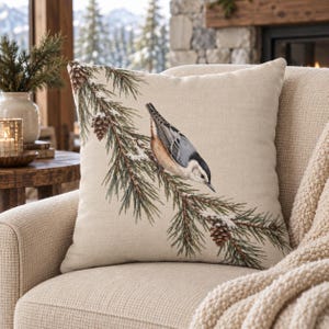 Funda de almohada con diseño de trepador invernal, almohada con diseño de rama de pino nevada, decoración de aves del bosque, almohada invernal neutra, decoración rústica de cabaña.